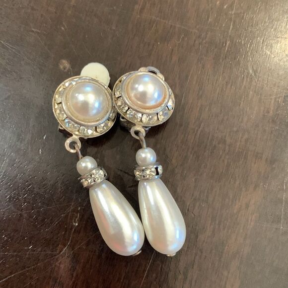Vintage pearl and rhinestone teardrop clip earrings - Picture 2 of 4